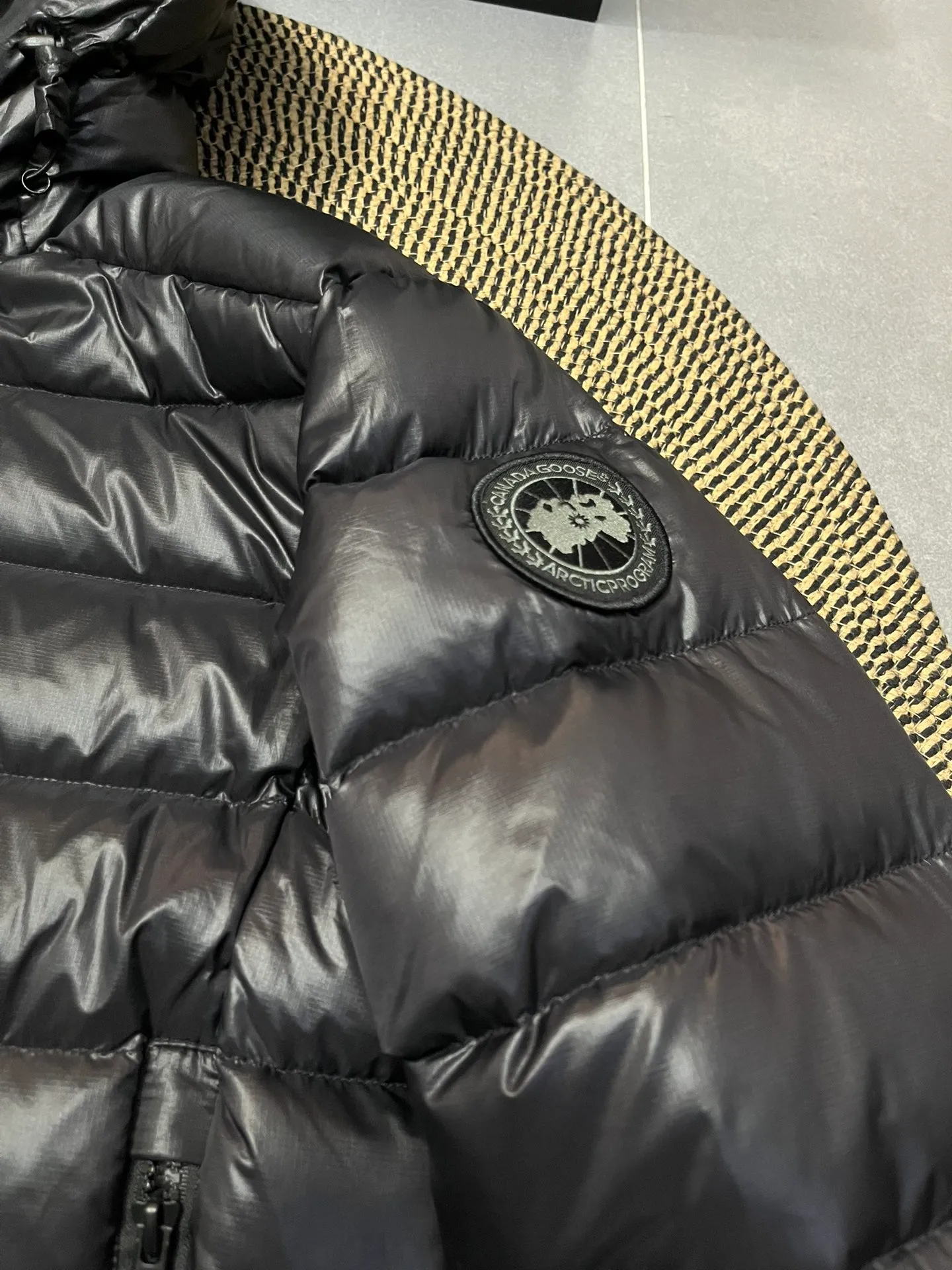 P860 Top 🔥purchase version 𝘾𝘼𝙉𝘼𝘿𝘼 𝙂𝙊𝙊𝙎𝙀/Canada Goose 2227 thin and light model. It’s super lightweight and doesn’t feel any weight on your upper body at all! Show more temperament‼  Canada Goose, a Canadian brand, has always been recognized as the warmest down jacket. Various Instagram celebrities, Internet celebrities, and celebrities often wear it for street photos. I make Canada Goose every year, but I still can’t get rid of my love for the goose. No matter how cold the winter is, there is no need to be afraid. Canada Goose is the legendary warmest down jacket and is known as a must-have for Arctic outdoor sports! The most popular down jacket in the world, celebrities are rushing to buy it, it is a must-have! Size: S-2XL Color: silver gray (red label) silver gray (black label), black (red label), black (black label), dark blue